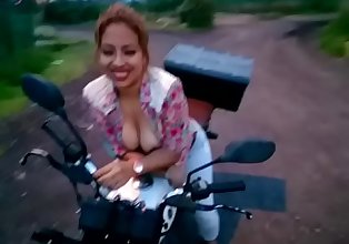exibiendo en moto y MAMANDO เอล fierro La puta