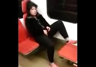 MILF masturbarsi in treno