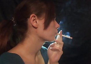 น่ารัก สูบบุหรี่ ว่ามันน่ารำคาญไหมถ้ามี แล้ว สูบบุหรี่ ถอนหายใจ