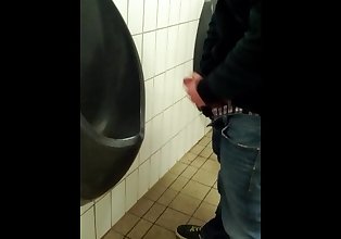 Freund Dreharbeiten mir Rucken aus in öffentliche WC