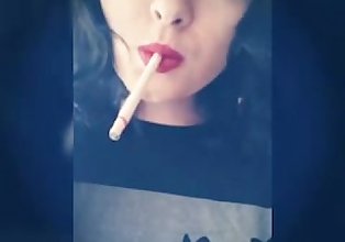 Sigara kırmızı dudaklar
