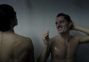 telanjang laki-laki mengambil a mandi