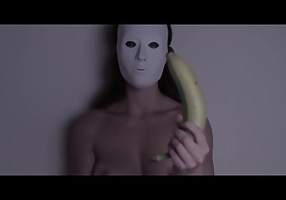 Brunella di Matera - Day2 - Si masturba con una banana