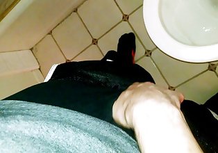 アンカット 男 と 美しい コック pissing に トイレ