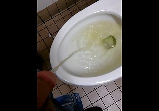 mengambil a piss dalam a awam tandas ;)