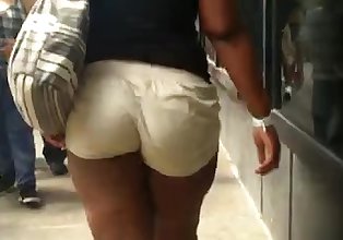 spyng pawg ebony gadis dalam mini seluar pendek