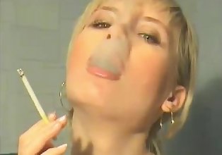 Курение блондинка