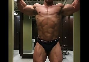 bodybuilder flexing เรื่องใหญ่ biceps