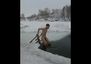 आदमी हो जाता है नग्न और लेता है एक बर्फीले डुबकी में के झील