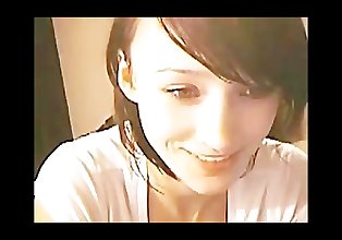 lindo brunnette Adolescente digitación en Webcam