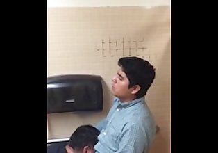 चूसना के युवा आदमी पर सार्वजनिक शौचालय