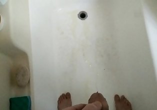 Partner - sloppy pissing in the tub