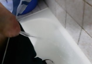 Pissing in Badewanne gegen Die Wand