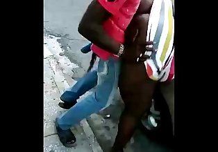 pada laluan untuk a parti jamaica man fucks rawak wanita gemuk dalam awam