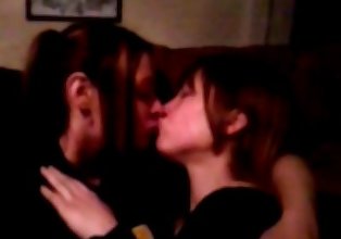 dua panas lesbian mencium dan menyentuh pada yang sofa