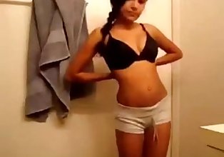 Горячие маленькая Подросток показывая Ее сексуальный тело - MoreCamGirlscom