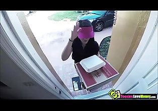 pizza pengiriman gadis kimber hutan mendapat dibayar untuk dapatkan hardcore oleh dia pelanggan