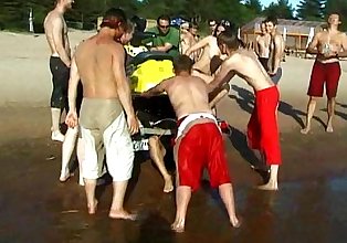 Это Подросток нудистский полоски голые в а публичных пляж