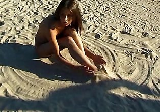 Este Adolescente nudista Tiras desnudo en un público Playa