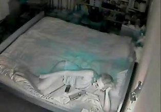 meine Mama masturbieren auf Bett gefangen durch versteckt cam