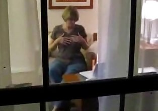 Spionage meine Mama mit Spaß auf Web cam Durch Fenster
